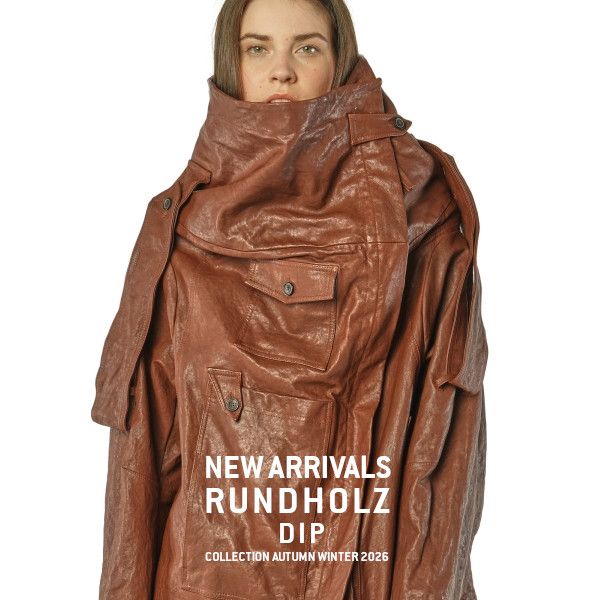 Frau trägt braunen Rundholz-Dip-Mantel, neue Ankunft Herbst/Winter 2026.